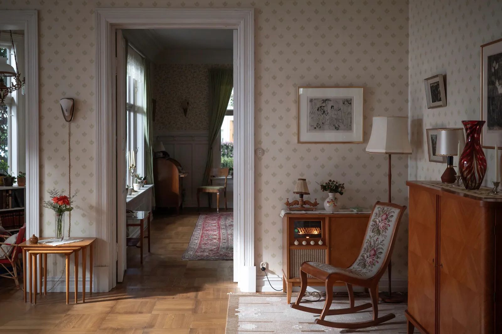 1950s%20living%20room%20with%20the%20vase_set%20photo_soundstage_.webp